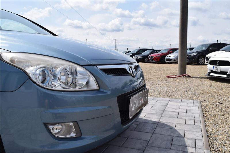 Hyundai i30 1,6 CRDi 66KW COMFORT+ 2XKOLA - fotka 13 z 42