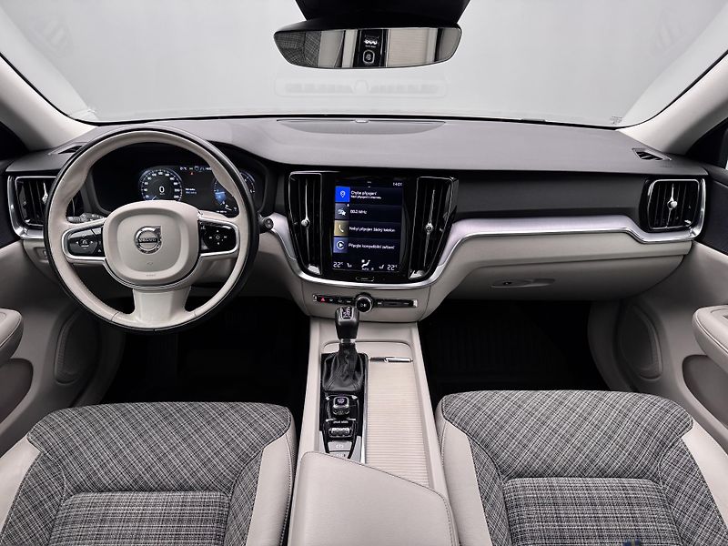 Volvo V60 CC D4 AWD MOMENTUM POLESTAR  - fotka 2 z 40