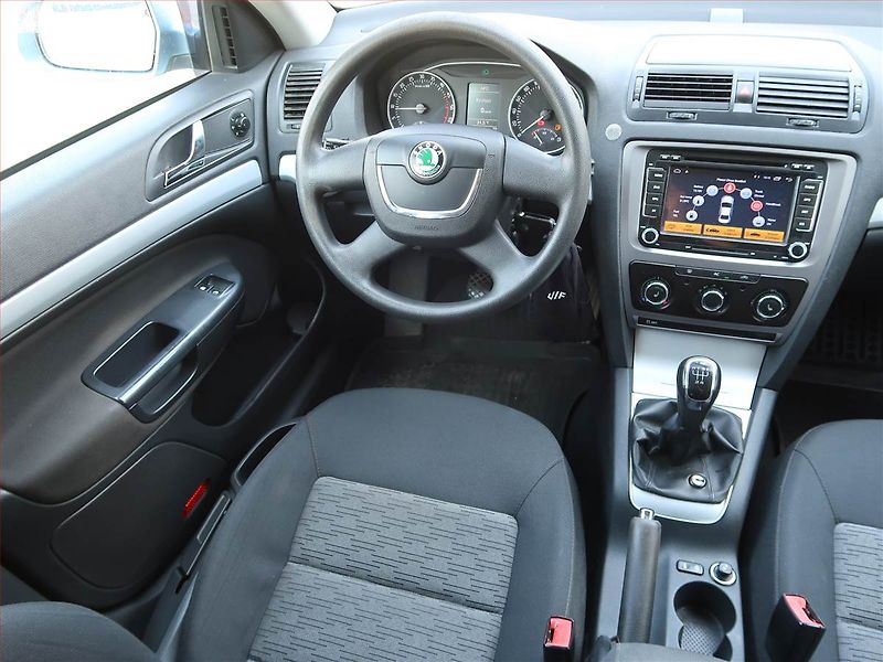 Škoda Octavia (2011) Ambiente 1.6 TDI, Tempomat - fotka 7 z 15