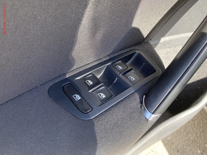 Volkswagen Golf (2015) 1.2 TSi, Lounge, navi - fotka 13 z 18