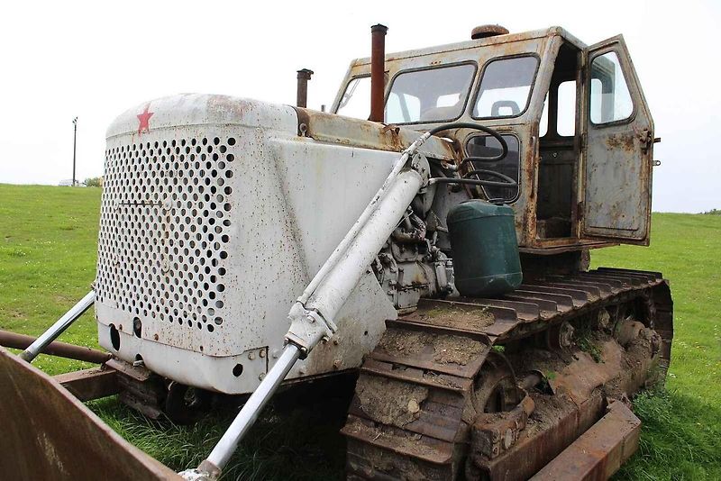 Bez něj se neobešla snad žádná velká stavba u nás. Pásový traktor, nebo chcete-li buldozer ČTZ 100, patřil po desetiletí ke koloritu každodenní činnosti do doby, než jej po roce 1989 vystřídala modernější západní technika.