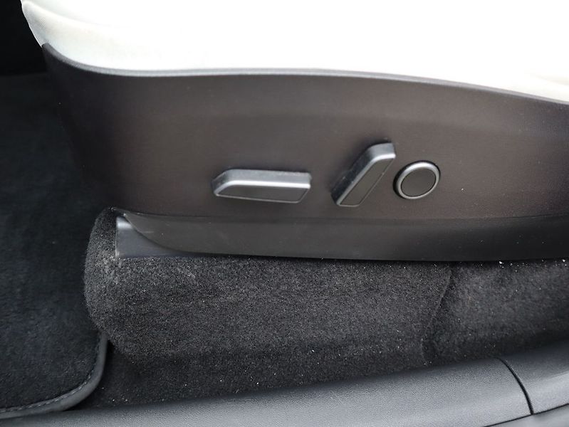 Tesla Model Y (2022) - fotka 15 z 45