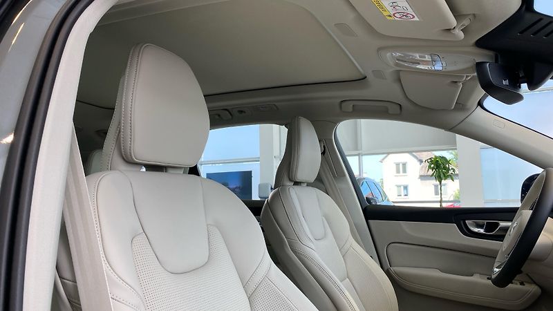 Volvo XC60 (2026) ULTRA DARK, B5 AWD, 184+10 kW - fotka 15 z 15