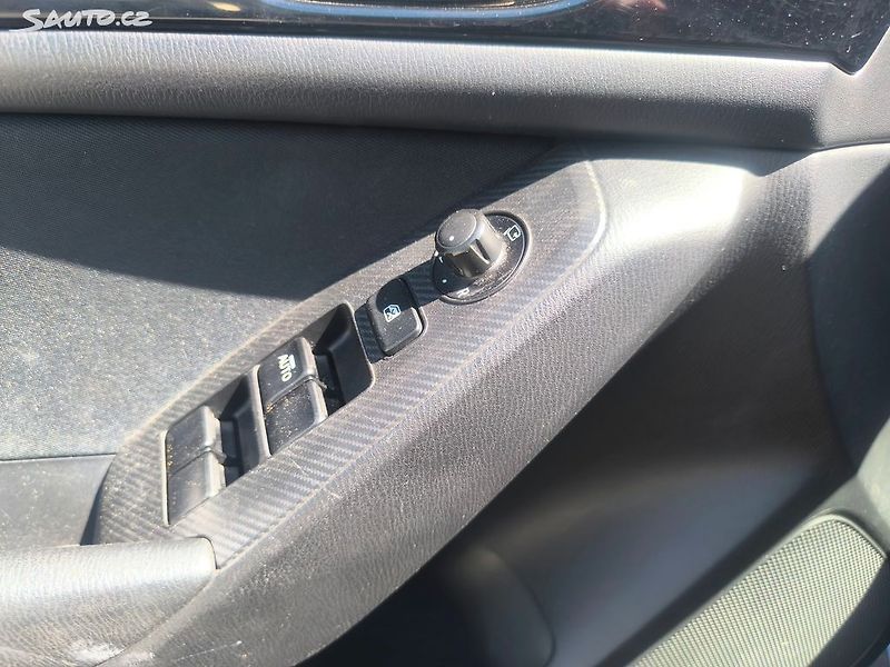 Mazda 3 20i,KRÁSNÁ,100KM,SERVISKA,1MAJ - fotka 20 z 27