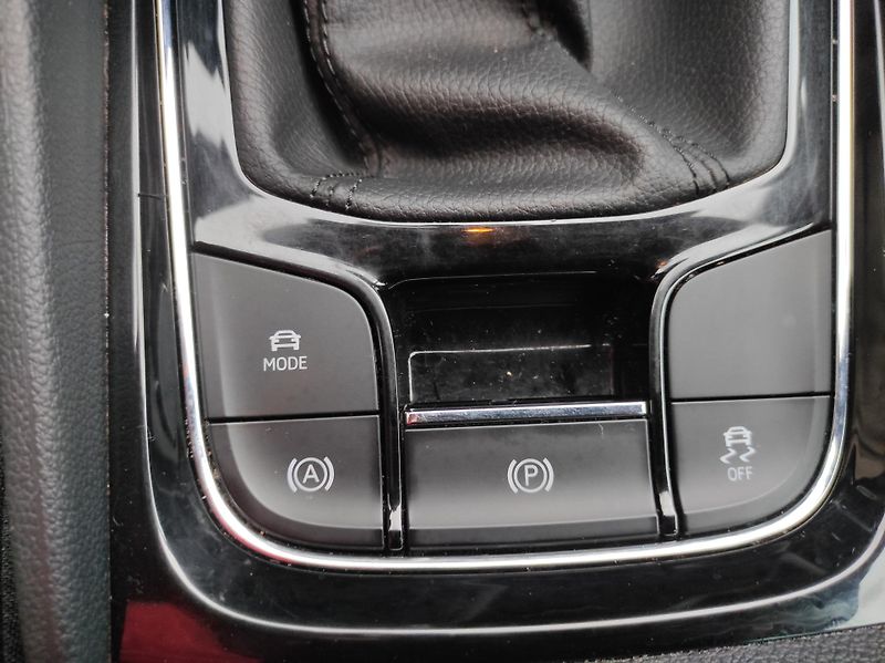 Škoda Karoq 2,0TDi 85kW STYLE,TZ,ČR - fotka 17 z 38