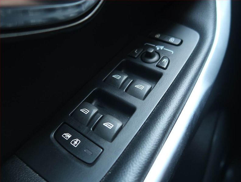 Volvo V40 (2015) 2.0 T5, 4X4, Automat - fotka 18 z 19