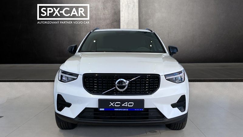 Volvo XC40 (2026) PLUS DARK, B4 FWD, 145+10 kW / - fotka 2 z 11