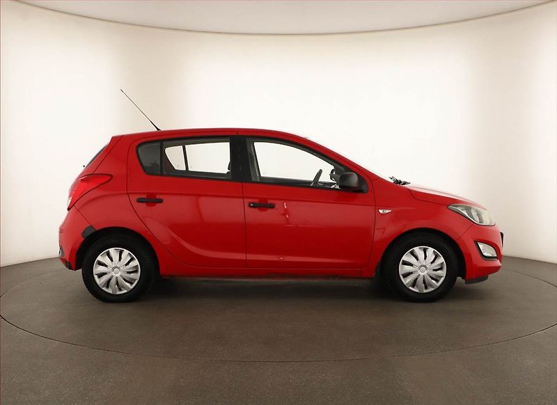 Hyundai i20 (2013) 1.2, po STK, slušný stav - fotka 6 z 12