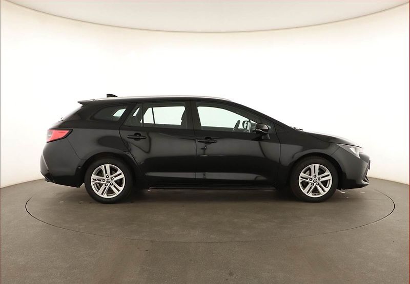 Toyota Corolla (2022) 2.0 Hybrid - fotka 6 z 18