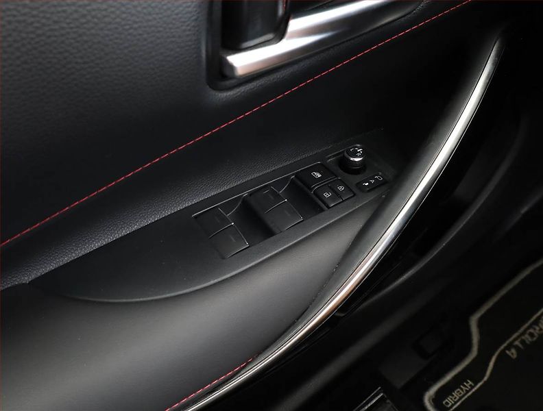 Toyota Corolla (2020) 1.8 Hybrid - fotka 16 z 17