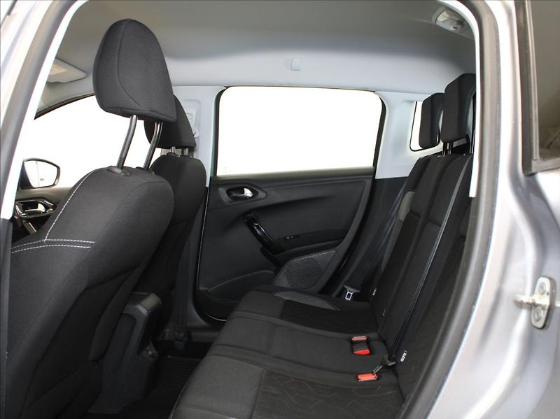 Peugeot 2008 1,2 PT 81kW 62tkm. 1.maj.ČR - fotka 7 z 18