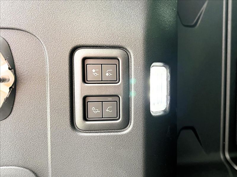 Land Rover Defender (2026) 110 D250 X-DYNAMIC SE - fotka 7 z 32