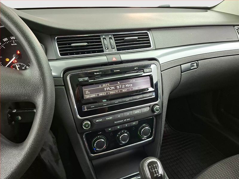 Škoda Superb (2011) 2.0 TDI, Xenony, Park. senzory - fotka 12 z 15