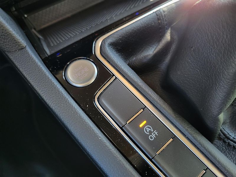 Volkswagen Passat SEDAN 2.0 TDi ELEGANCE *ČR - fotka 26 z 48