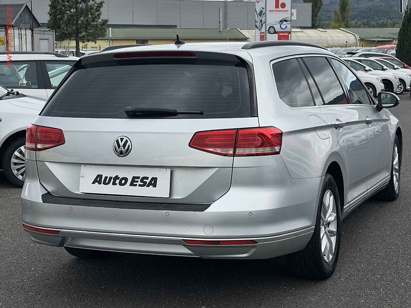 Volkswagen Passat (2015) 2.0 TDi, AC, park.asist - fotka 4 z 15