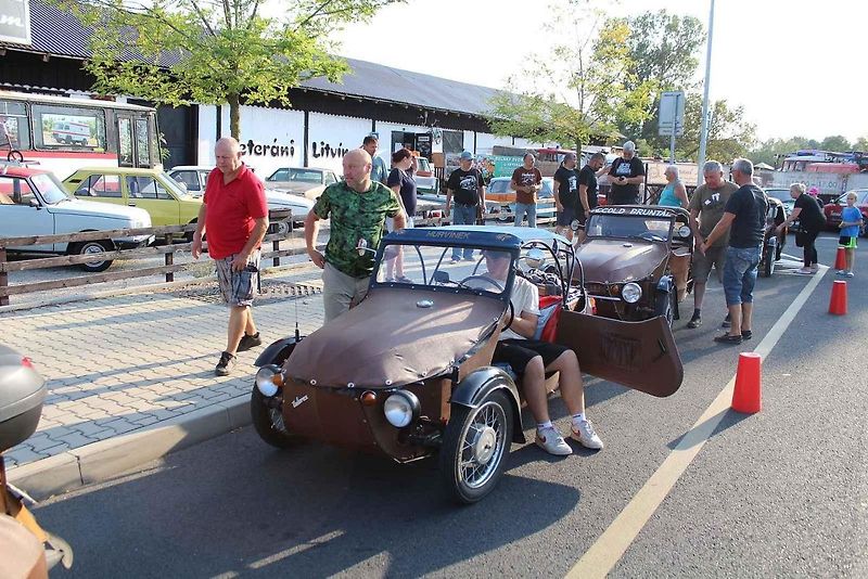 V retro auto muzeu Veteráni Litvínov měli ve středu zastávkou účastníci Velorex čundru 2024 na svém putování po severních Čechách. S nejstarším Velorexem z roku 1962 jede Petr Žůrek ze Světlé nad Sázavou.