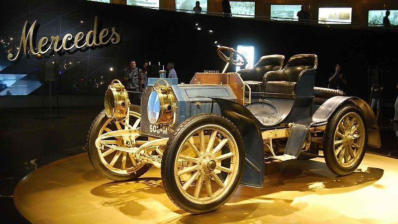 První vůz se jménem Mercedes ve firemním muzeu ve Stuttgartu