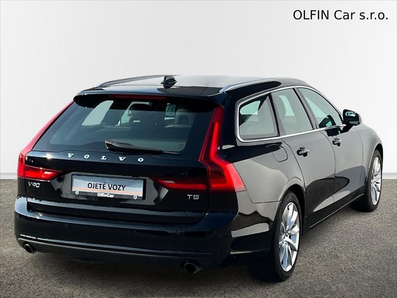Volvo V90 2,0 187kW 8AT 2WD MOMENTUM  T5 - fotka 2 z 24