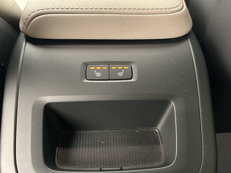 Volvo XC60 2.0 B5 4x4 PLUS DARK - fotka 26 z 30