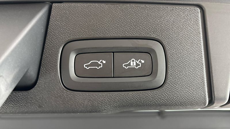 Volvo XC60 2.0 B4 AUT AWD Momentum Pro - fotka 21 z 31