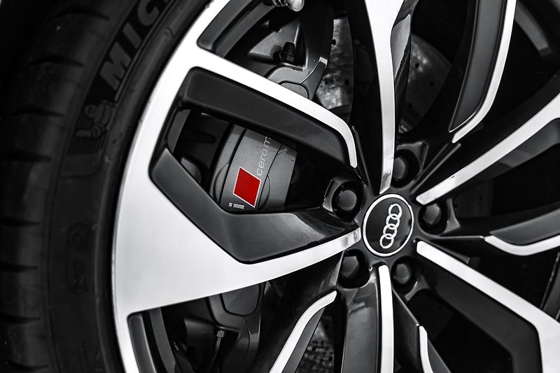Audi RS 4 RS4  TFSI quattro, keramiky - fotka 11 z 27
