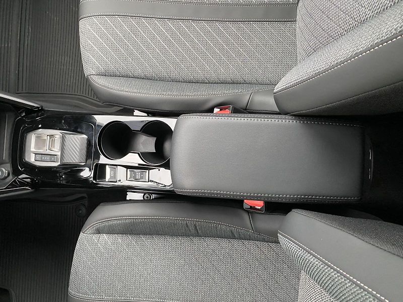 Peugeot 208 (2025) ALLURE Hybrid 100 e-DCS6 - fotka 19 z 21