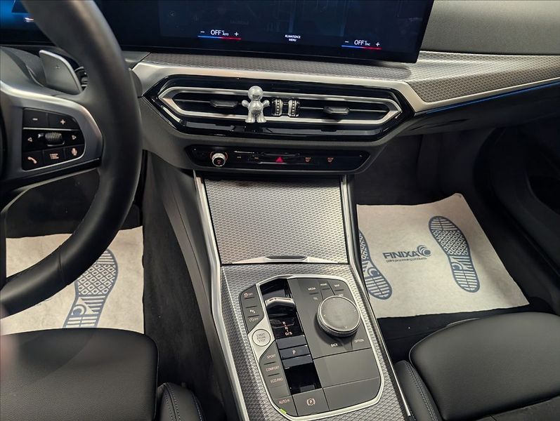 BMW Řada 3 320 i xDrive - fotka 19 z 31