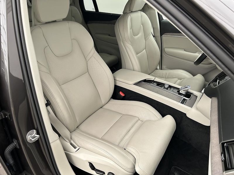 Volvo XC90 2.0 B5 4x4 PLUS Bright Vzduch - fotka 13 z 32