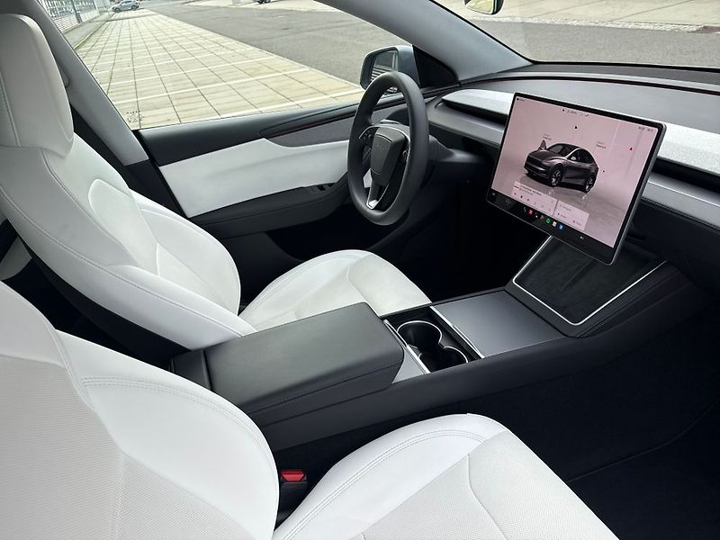 Tesla Model Y (2025) - fotka 34 z 76