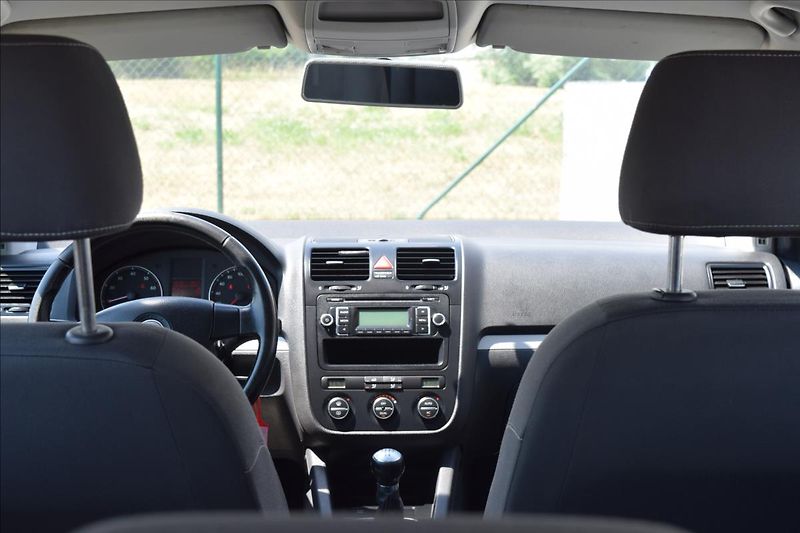 Volkswagen Golf 1,4 i 59KW NOVÁ STK ALU KLIMA - fotka 25 z 46