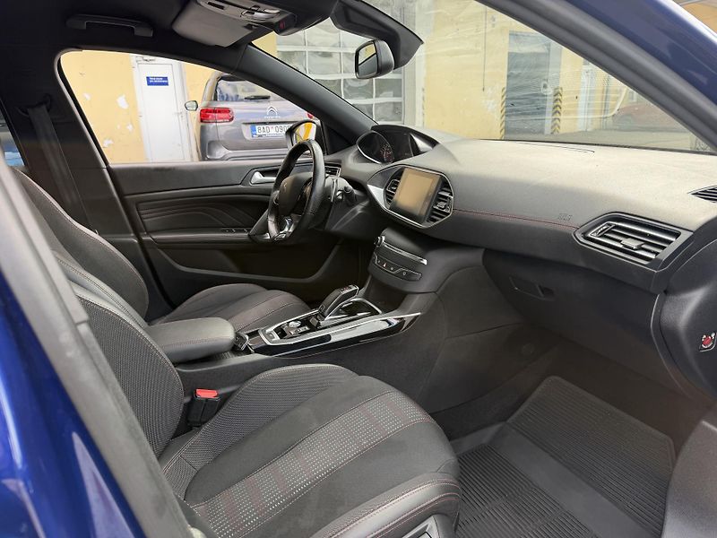 Peugeot 308 (2019) SW GT LINE 1.2 130k EAT8 - fotka 34 z 38