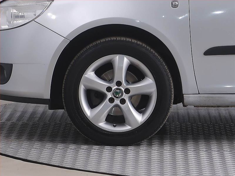 Škoda Fabia (2009) 1.2, Park. senzory - fotka 14 z 17