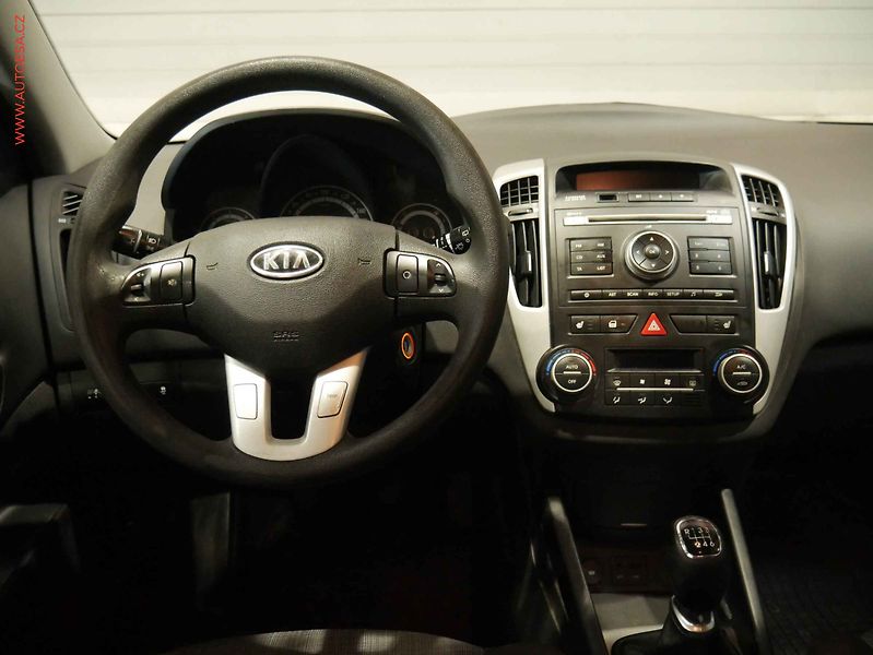 Kia Ceed (2010) 1.6 CRDI, 2.maj,ČR, AC, temp. - fotka 11 z 18