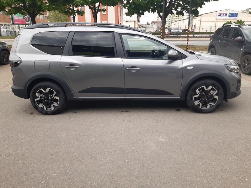 Dacia Jogger (2026) Journey hybrid 155 7 míst - fotka 3 z 19