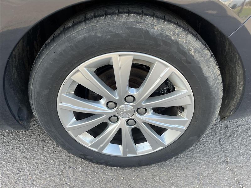 Peugeot 308 1,5 HDi STYLE KLIMA TAŽNÉ ALU - fotka 33 z 40