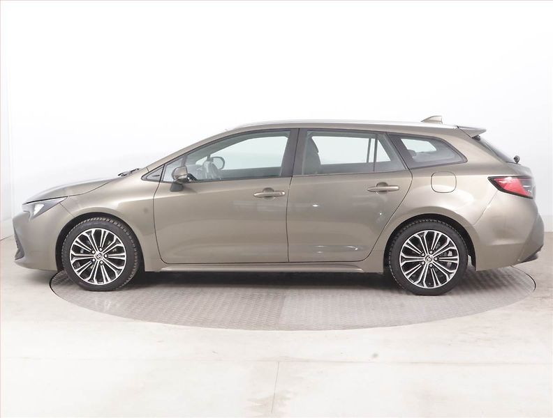 Toyota Corolla (2021) 2.0 Hybrid, Automat, Navi - fotka 3 z 16