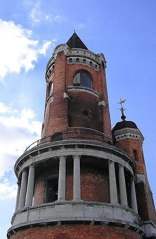Věž, která nese oficiálně pojmenování po Jánosi Hunyadiovi., zdroj: Wikimedia Commons, Ivan Aleksic, CC - BY 3.0.