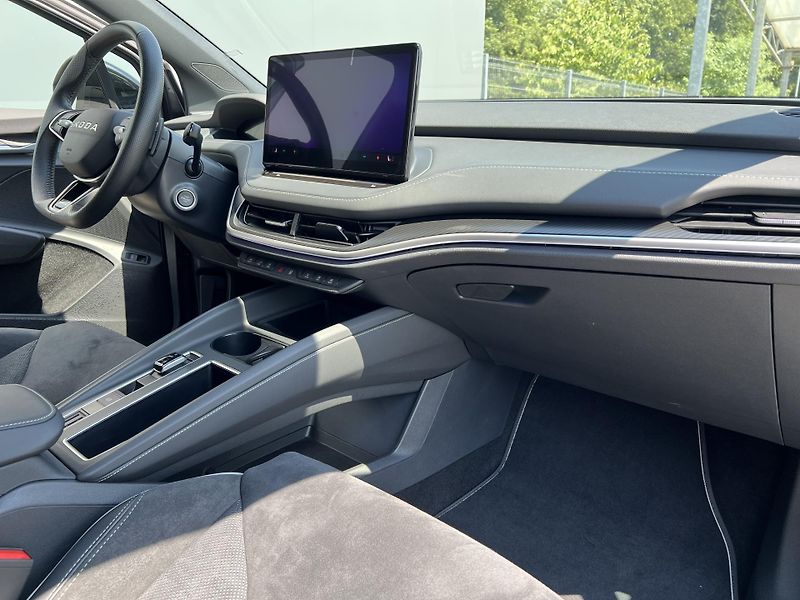 Škoda Elroq (2025) SPORTLINE 85 82kWh - fotka 40 z 44