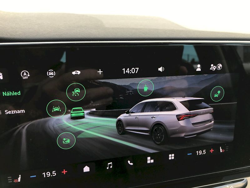 Škoda Octavia (2024) COMBI TOP SELECTION 1,5 TSI 11 - fotka 14 z 28