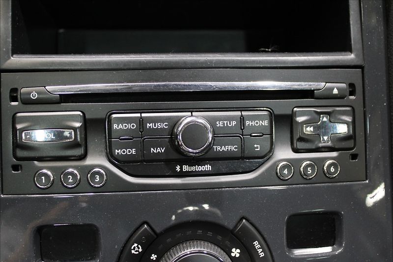 Peugeot 5008 2,0 HDI 120kW 7 míst - fotka 24 z 32