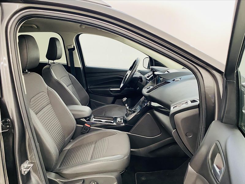 Ford Kuga 1,5 EcoBoost 110kW Titanium - fotka 8 z 25