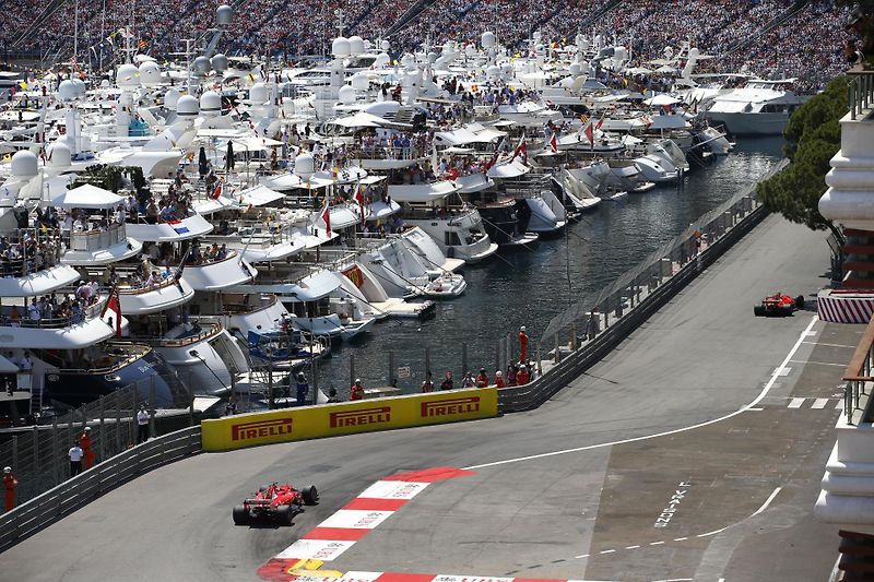 F1 2017 GP Monaka - Ferrari slaví vítězství v Monaku po 16 letech, Kimi Raikkonen (uprostřed) zklamaně přijímá 2. místo