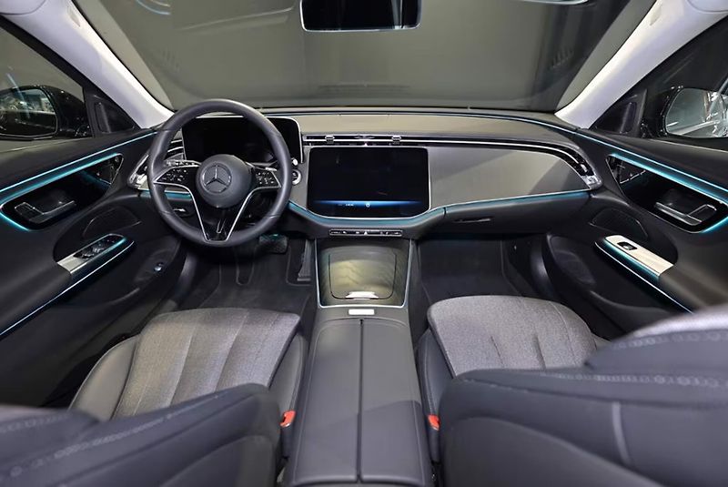 Mercedes-Benz Třídy E 220d 4M Avantgarde 360 Pano Ta - fotka 9 z 15