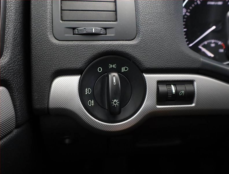 Škoda Octavia (2011) Elegance 1.8 TSI, Serv.kniha - fotka 13 z 17