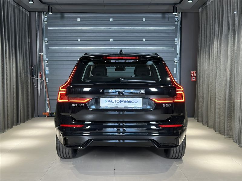 Volvo XC60 (2026) 2,0 B5  Plus Dark - fotka 5 z 31