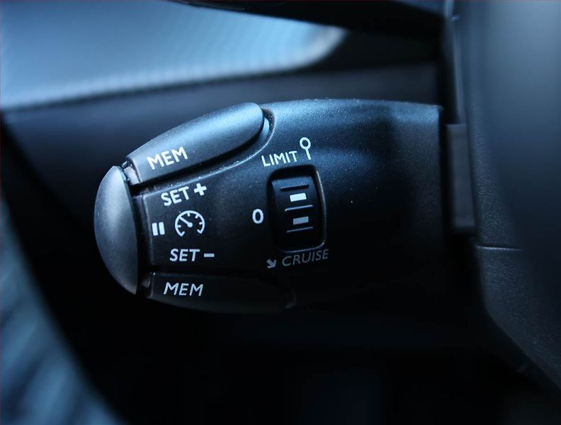 Peugeot 2008 (2025) Allure 1.2 PureTech - fotka 18 z 18