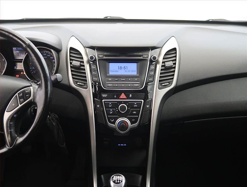 Hyundai i30 (2014) 1.4 CVVT, Tempomat - fotka 12 z 17