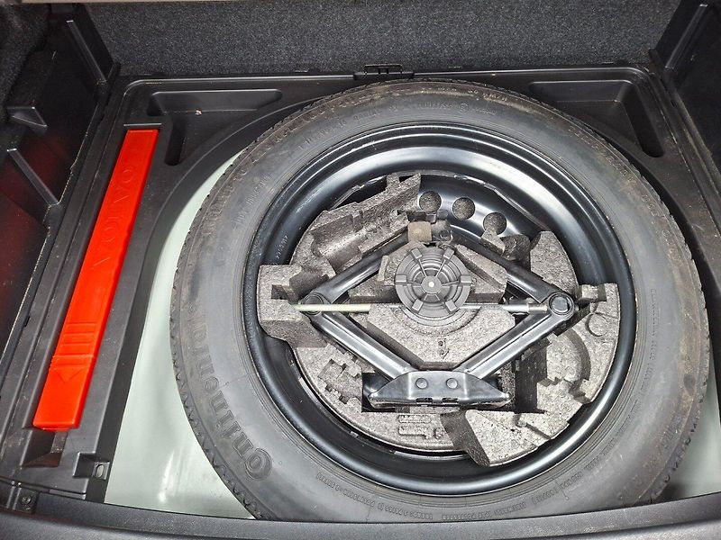 Volvo V40 (2012) 2.0D3 110kW AUT -1.MAJITEL - fotka 28 z 38