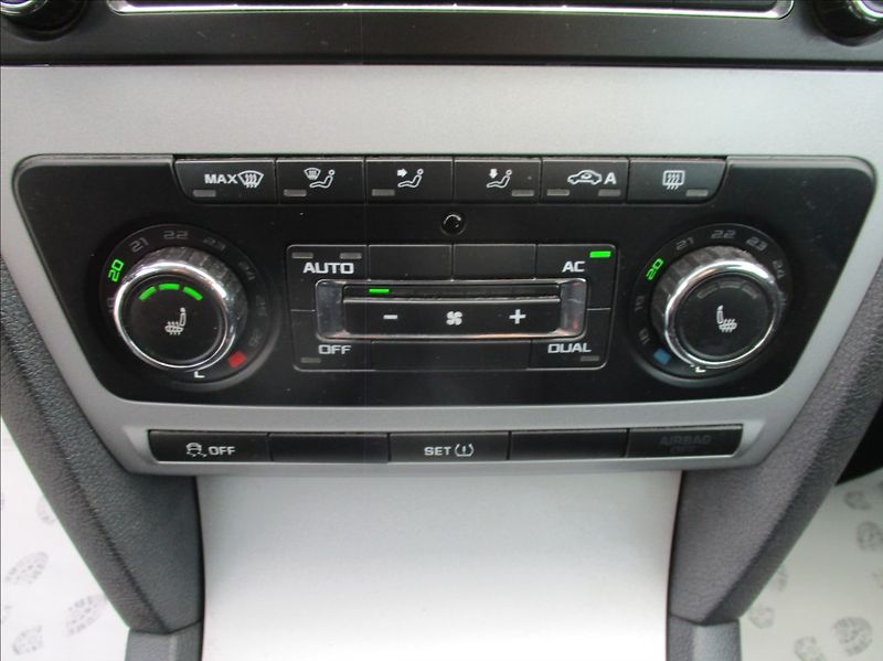 Škoda Octavia 1,4 TSI, klima,xenon,servis, - fotka 18 z 36