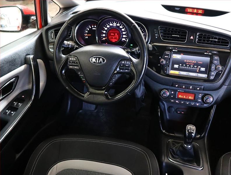 Kia Ceed (2015) 1.6 CRDi, Navi, Park. senzory - fotka 7 z 21